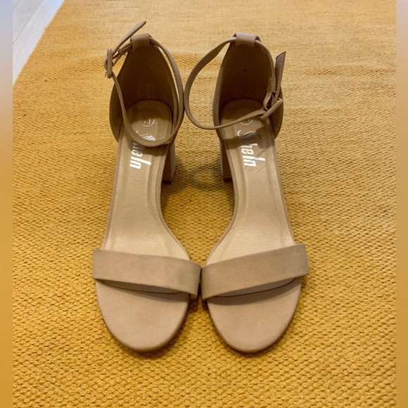 Women’s size 11 high heel shoes - Picture 1 of 4